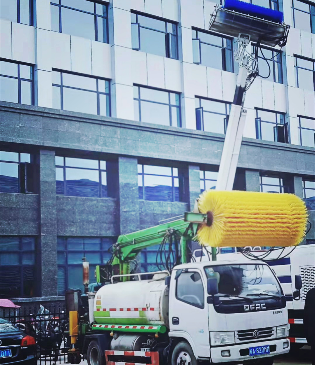 高低空光伏板洗掃車