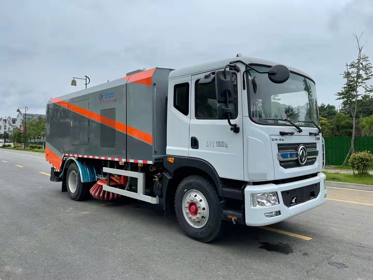 東風(fēng)D9后置滾掃干濕兩用銑刨吸塵車