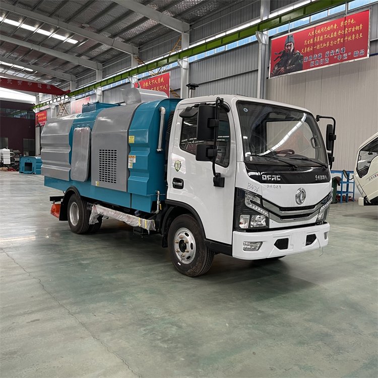 東風(fēng)多利卡5方后置滾刷式吸塵車(chē)