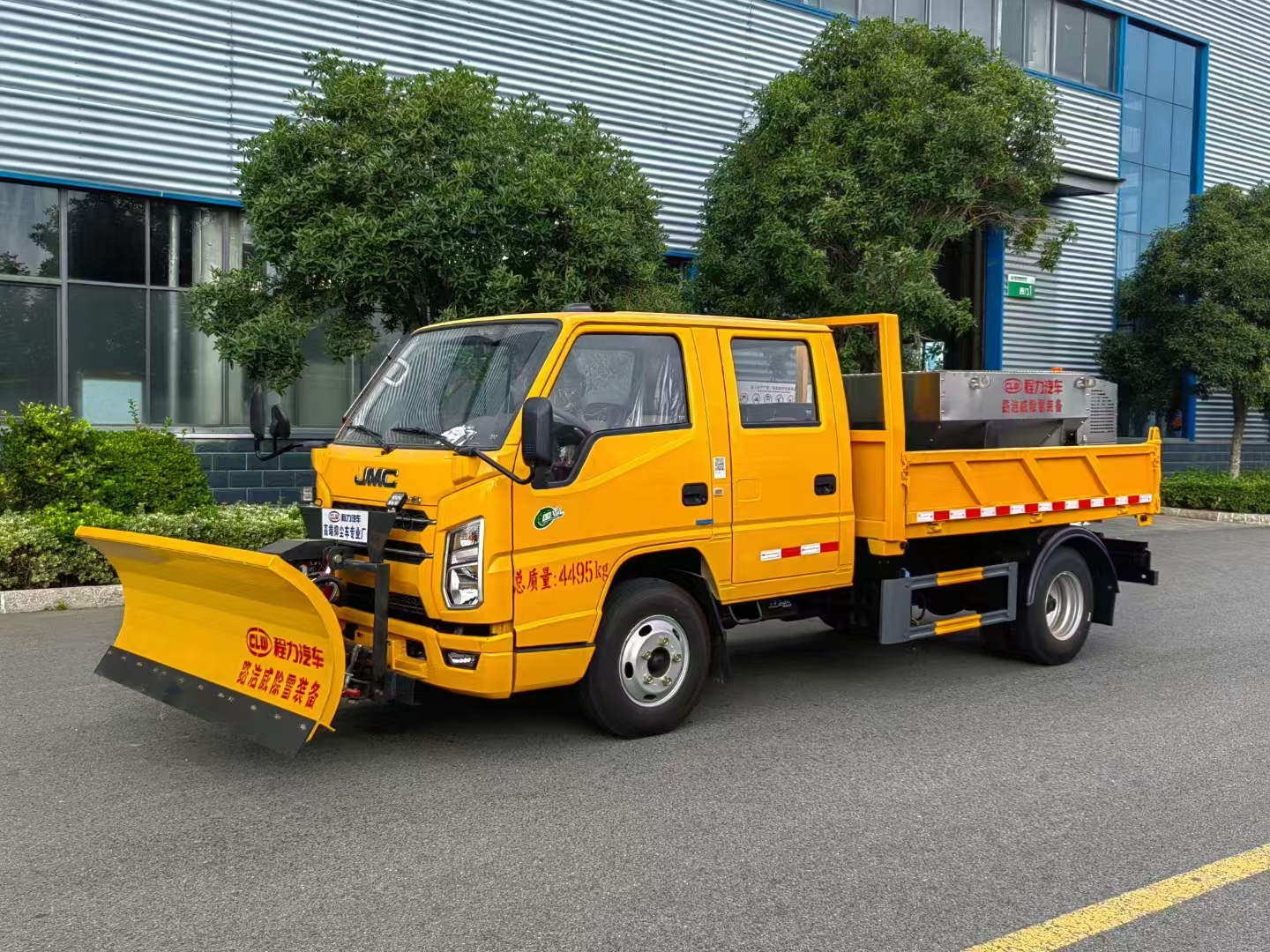 藍(lán)牌江鈴多功能掃雪融雪一體車